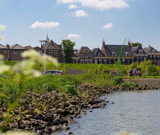 Afbeelding van Ameide vanaf de Lek gemaakt