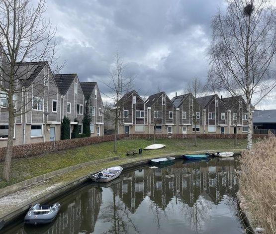 Foto van de woningen aan de Hernösand in Leerdam die aan de Linge liggen