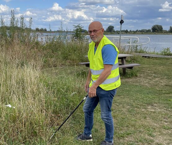 Dick Roodhorst, energiecoach, pakt zwerfafval op