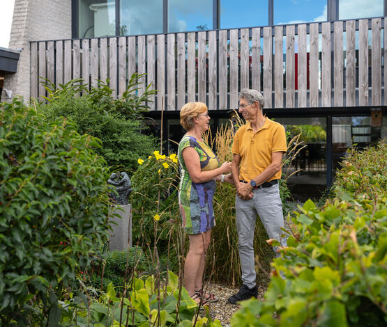 Foto van Marja en Ruud in hun eigen achtertuin samen te praten