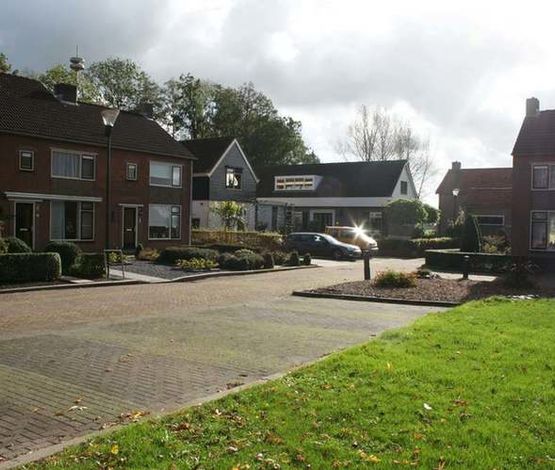 Straat met huizen en plantsoentje