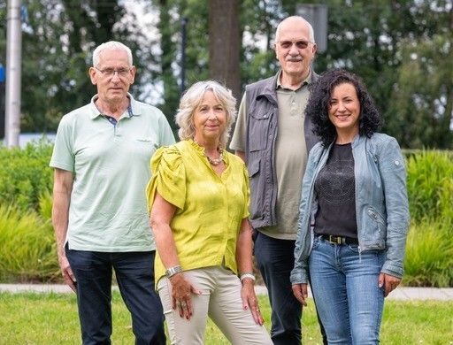 Van links naar rechts: Rob van Waveren (Energiecoach), Marijke de Korte (Energiecoach), Leo Smit (Energiecoach), Fatima Youssef (Projectleider energiearmoede)