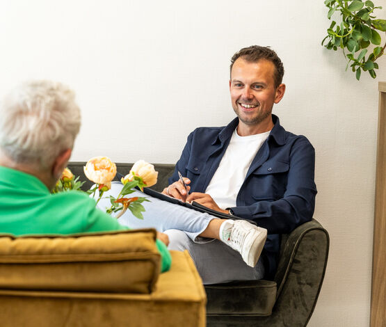 Ambtenaar in gesprek met een oudere inwoner