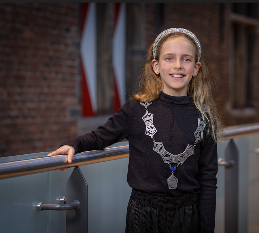 Foto van kinderburgemeester Puck van Geffen op de loopbrug van het gemeentehuis Vianen