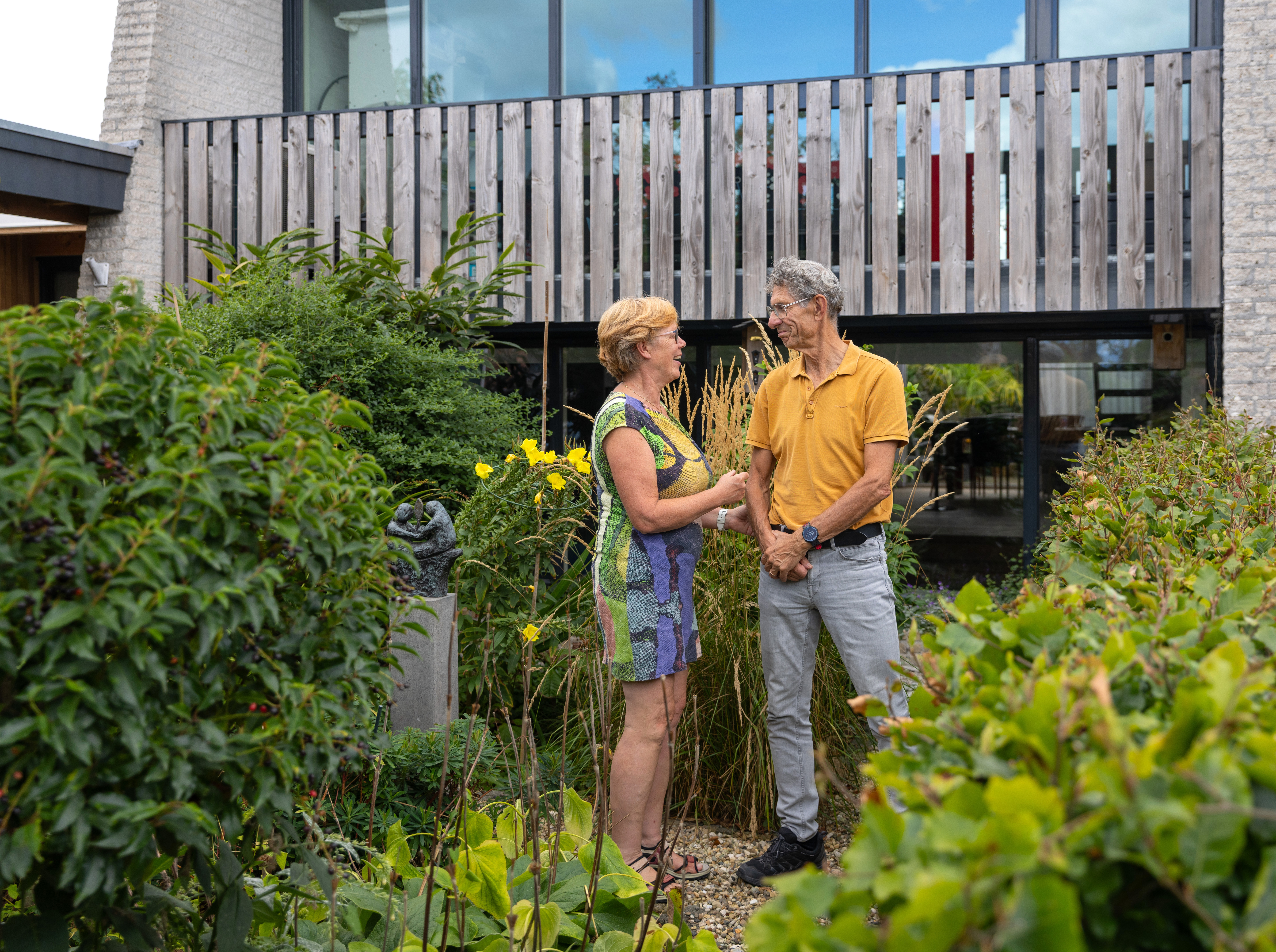 Foto van Marja en Ruud in hun eigen achtertuin samen te praten