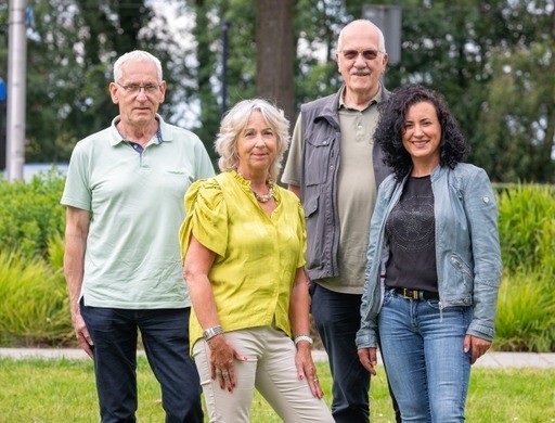 Van links naar rechts: Rob van Waveren (Energiecoach), Marijke de Korte (Energiecoach), Leo Smit (Energiecoach), Fatima Youssef (Projectleider energiearmoede)
